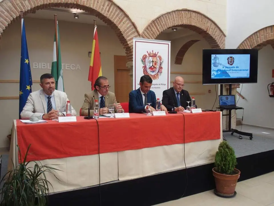 El decano (2&ordm; por la derecha) en un acto reciente - vm