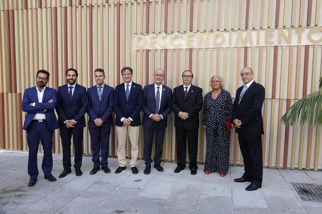 Autoridades ante la casa hermandad.  - VM