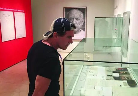 Banderas en una muestra sobre Picasso - twitter