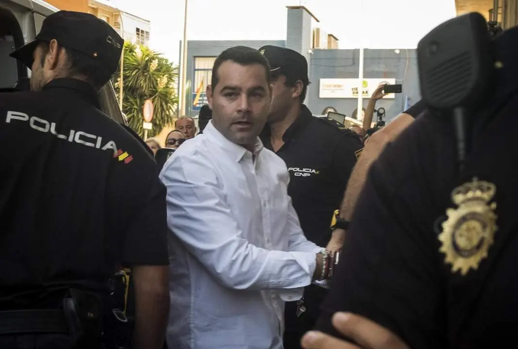 El acusado llega a los juzgados - EFE / J. P&Eacute;REZ