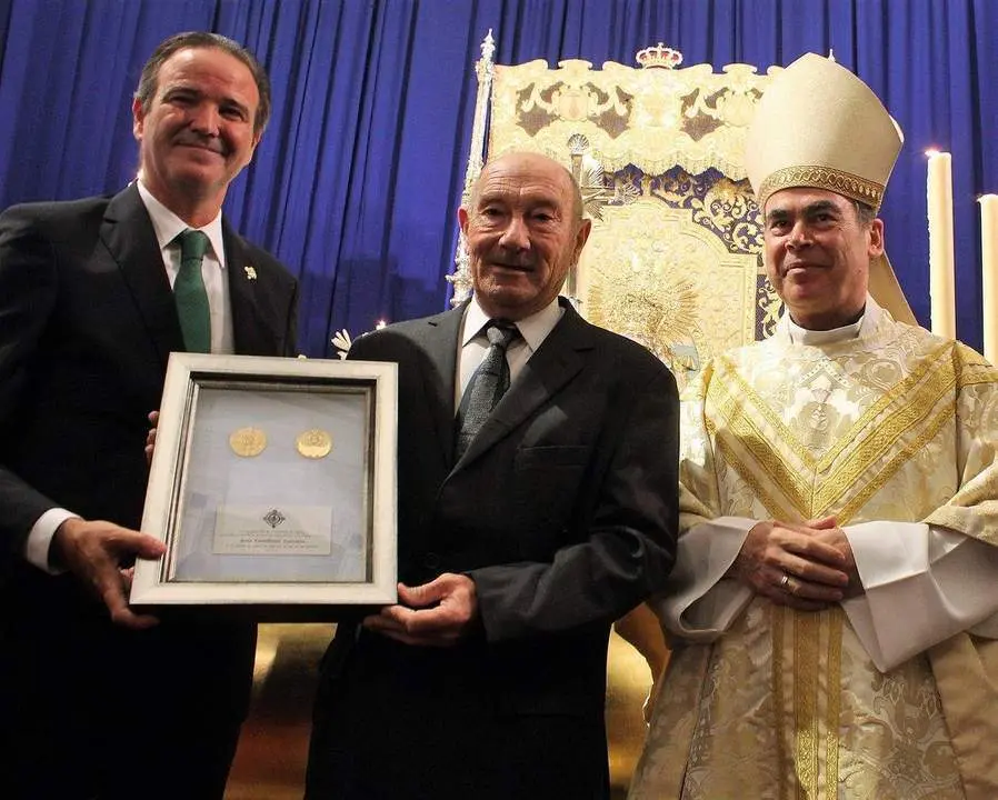Entrega de la medalla.  - VM