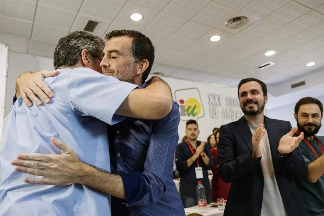 Ma&iacute;llo se abraza a P&eacute;rez Tapias - efe