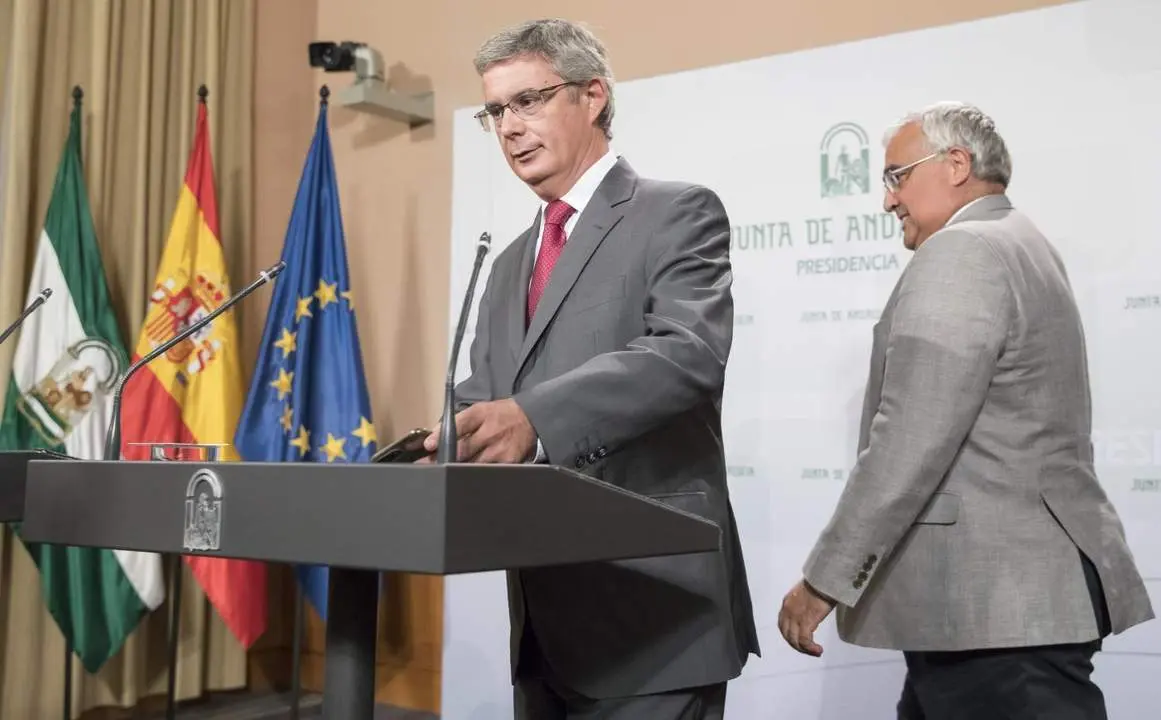 Blanco y De Arellano tras un Consejo de Gobierno - efe