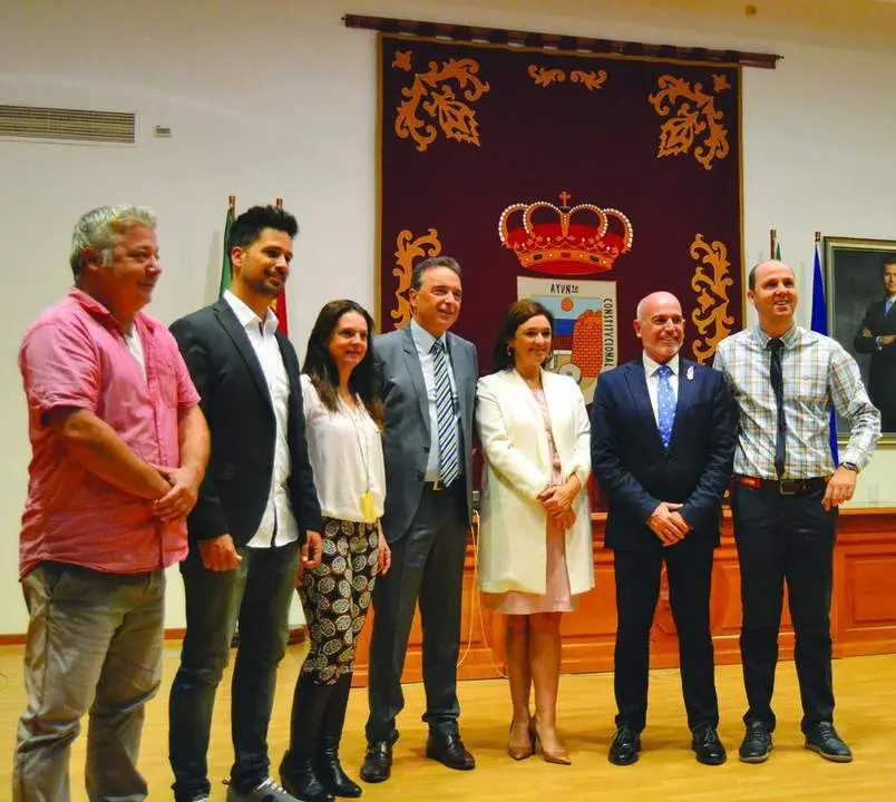 Miembros de la Corporaci&oacute;n Municipal en el sal&oacute;n de plenos tras la aprobaci&oacute;n de la moci&oacute;n. - Alicia Matas