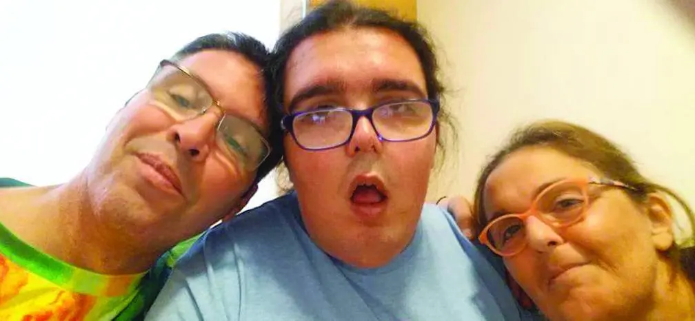 Mat&iacute;as junto a sus padres. - R.M.B