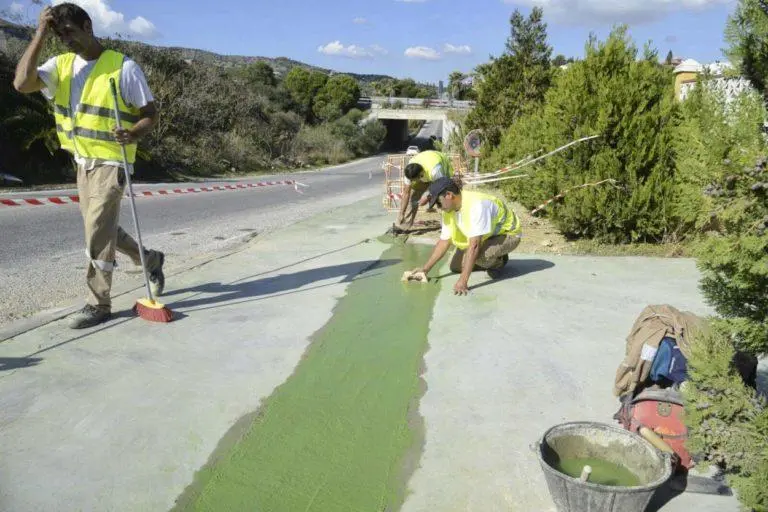 Operarios trabajan en el Camino del Pilar. - V.M.