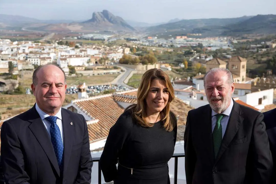 D&iacute;az, flanqueda por Bar&oacute;n y Villalobos - Efe