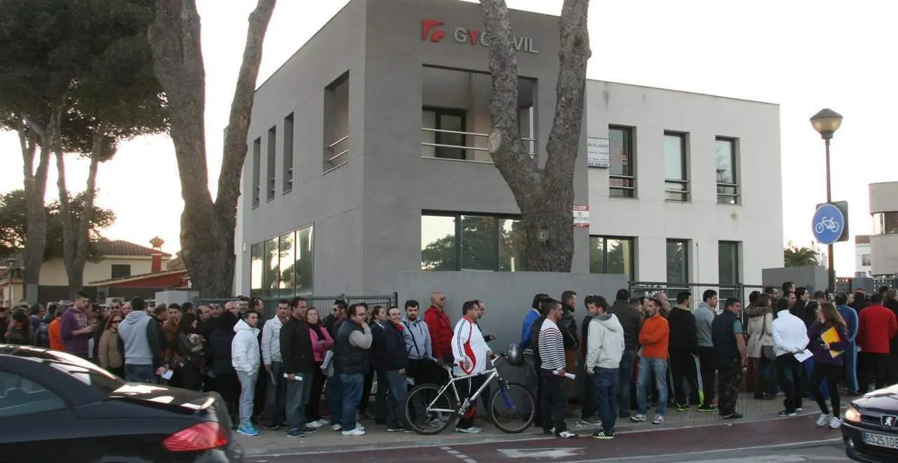 Colas en la entrega de los curriculums en 2014 - Viva