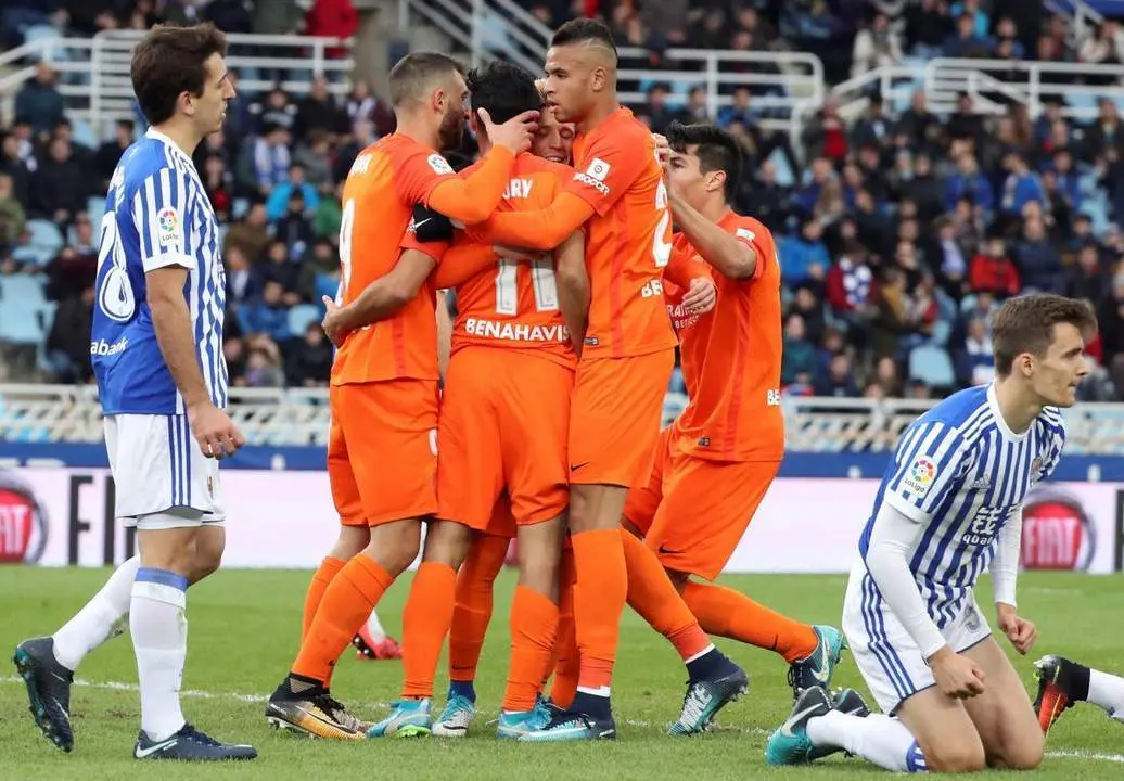 El M&aacute;laga celebra el segundo gol. - EFE/Javier Etxezarreta
