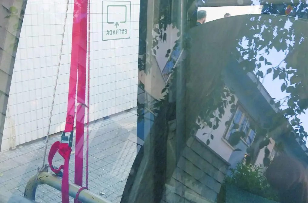 Uno de los autobuses con la puerta delantera atada con cuerdas - cedida