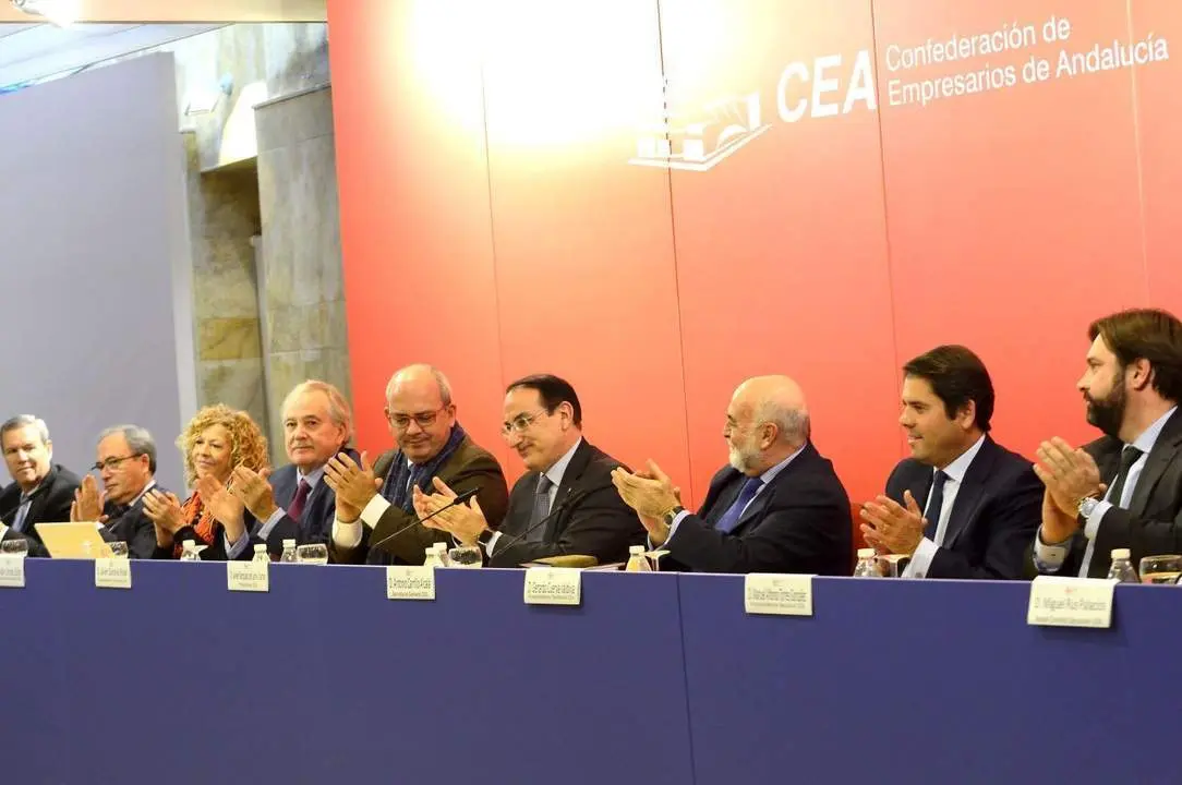 De Lara, en el centro, al anunciar que seguir&aacute; - 