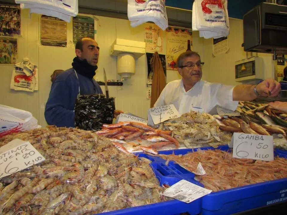 Puesto de venta de marisco en el mercado de Sanl&uacute;car. - Ra&uacute;l J. Bustillos