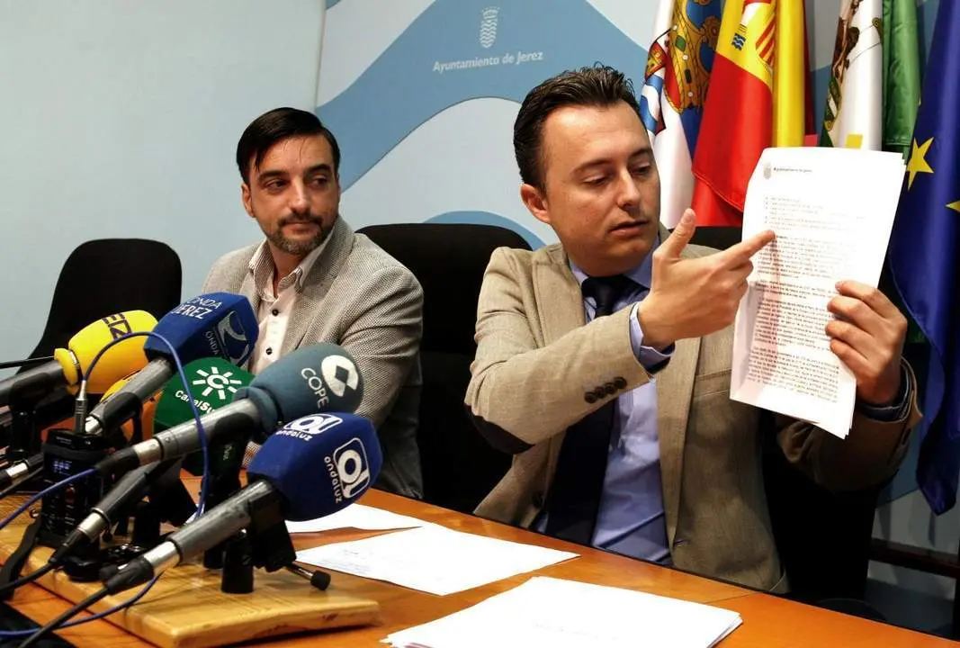 Santiago Galv&aacute;n mostrando los informes esta semana - jerez.es