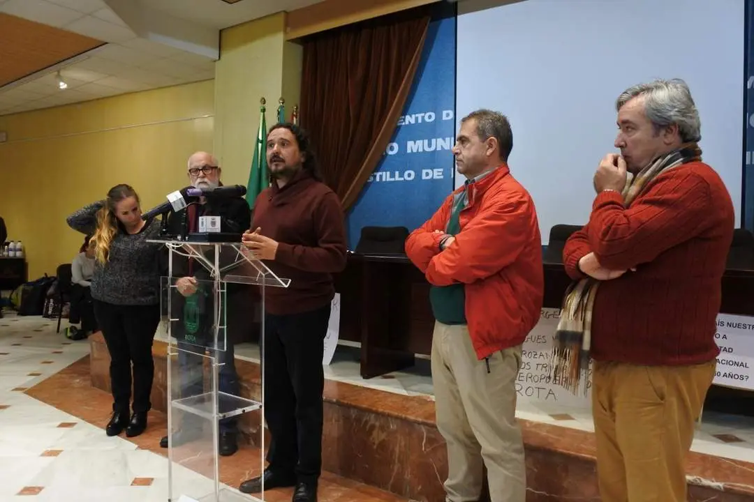 Visita de IU C&aacute;diz al colectivo. - O. P.