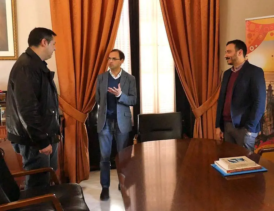 El alcalde recibi&oacute; a los investigadores Marco Antonio Bernal y Antonio Romero. - Ayto. Sanl&uacute;car.