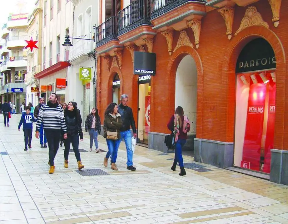 Gente por el centro de Huelva en rebajas - EDU SILES