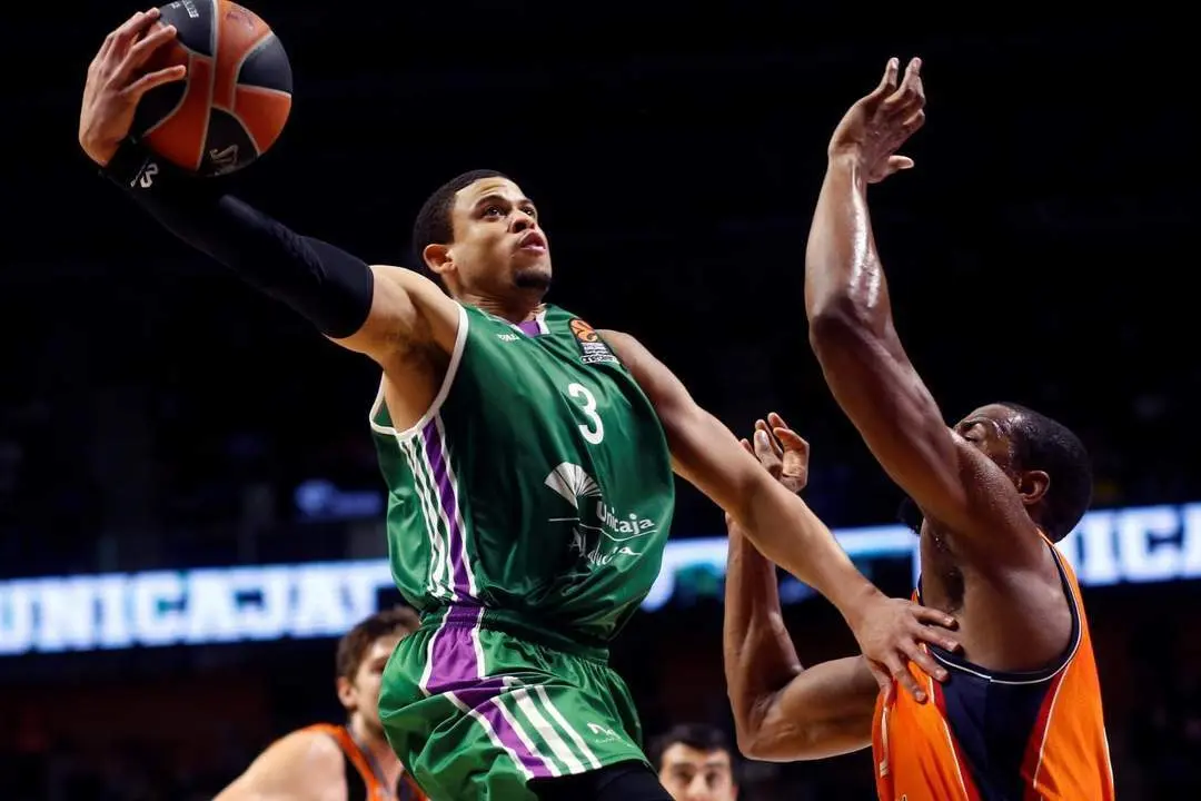 UNICAJA ANTE EL VALENCIA.  - EFE/CARLOS D&Iacute;AZ