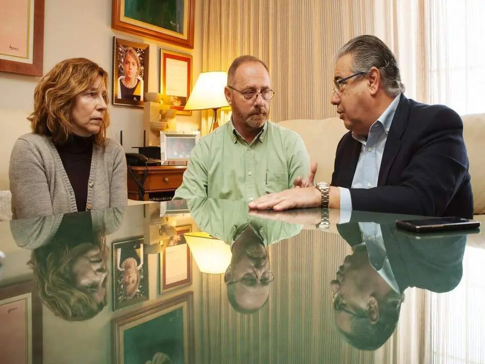 Zoido con los padres - Ministerio del Interior