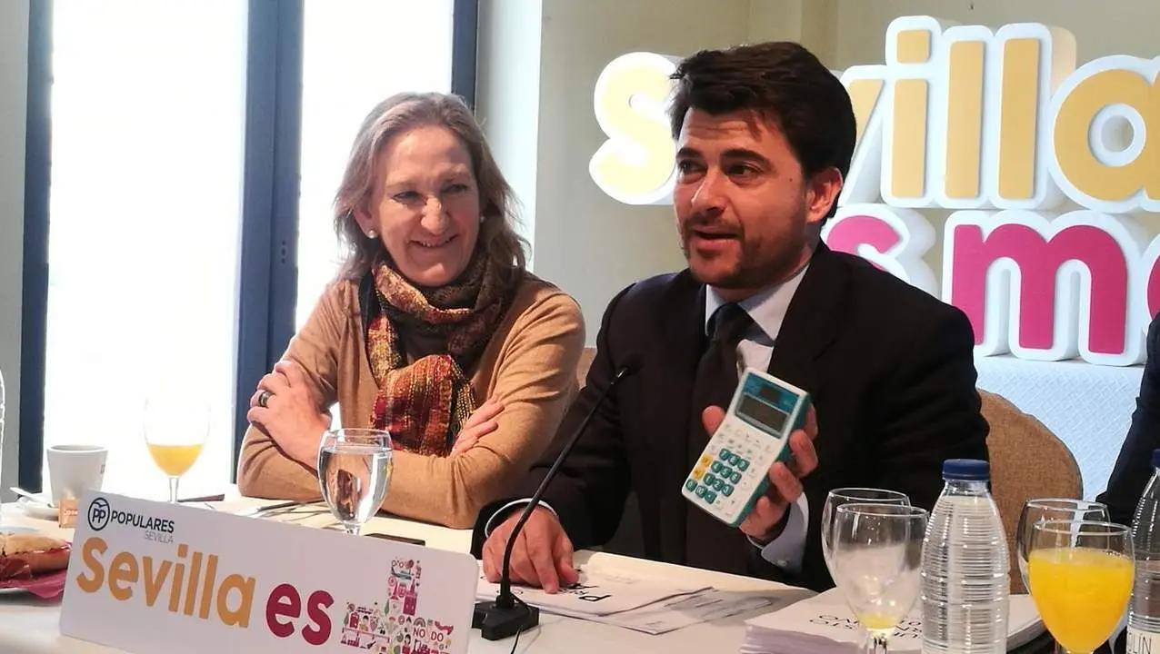 Beltr&aacute;n P&eacute;rez con su calculadora - M.R.