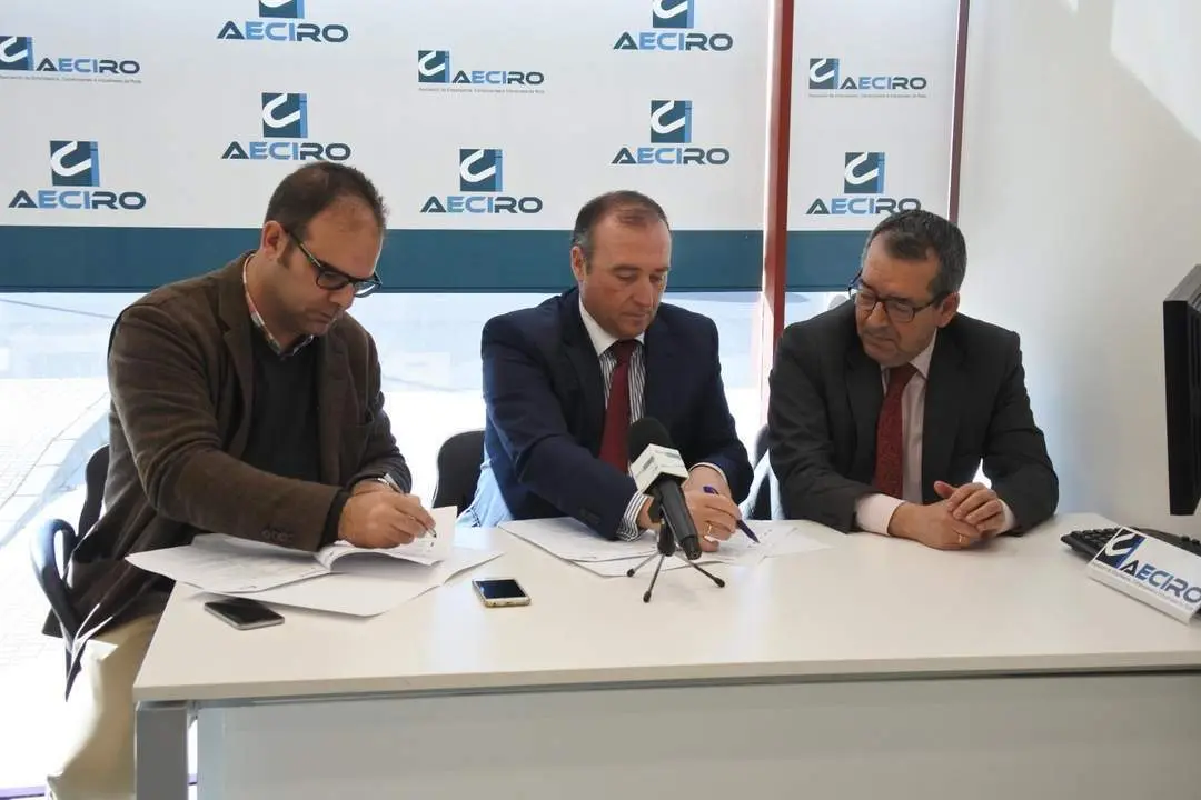 Firma del convenio entre AECIRO  y Cajasur. - O. P.