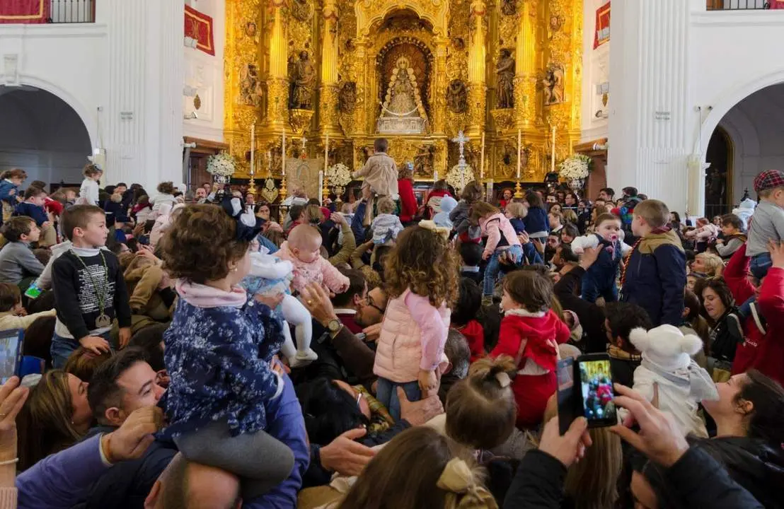Ni&ntilde;os ante la Virgen del Roc&iacute;o - EFE / J. P&Eacute;REZ
