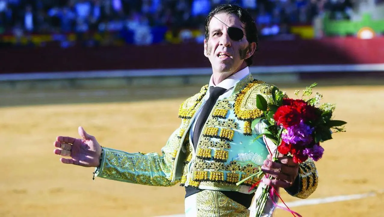 Juan Jos&eacute; Padilla saluda a los aficionados.  - Efe