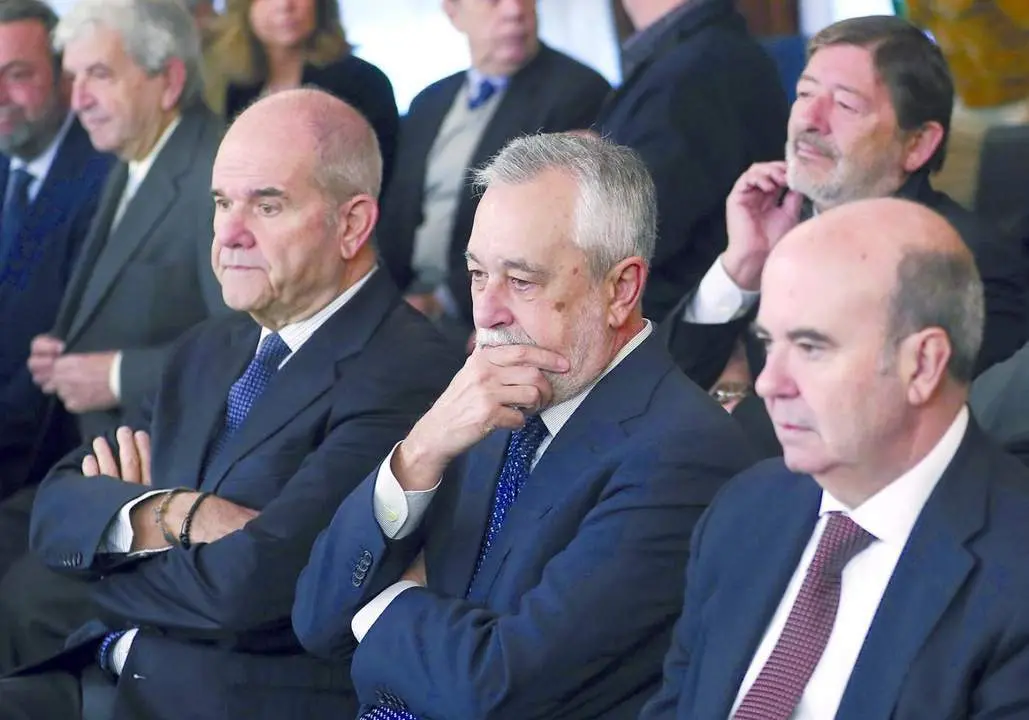 Chaves, Gri&ntilde;&aacute;n y Zarr&iacute;as en el banquillo - Efe