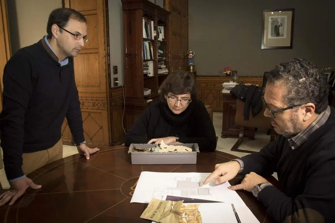 El alcalde, junto a t&eacute;cnicos municipales observa el hallazgo. - Informaci&oacute;n.