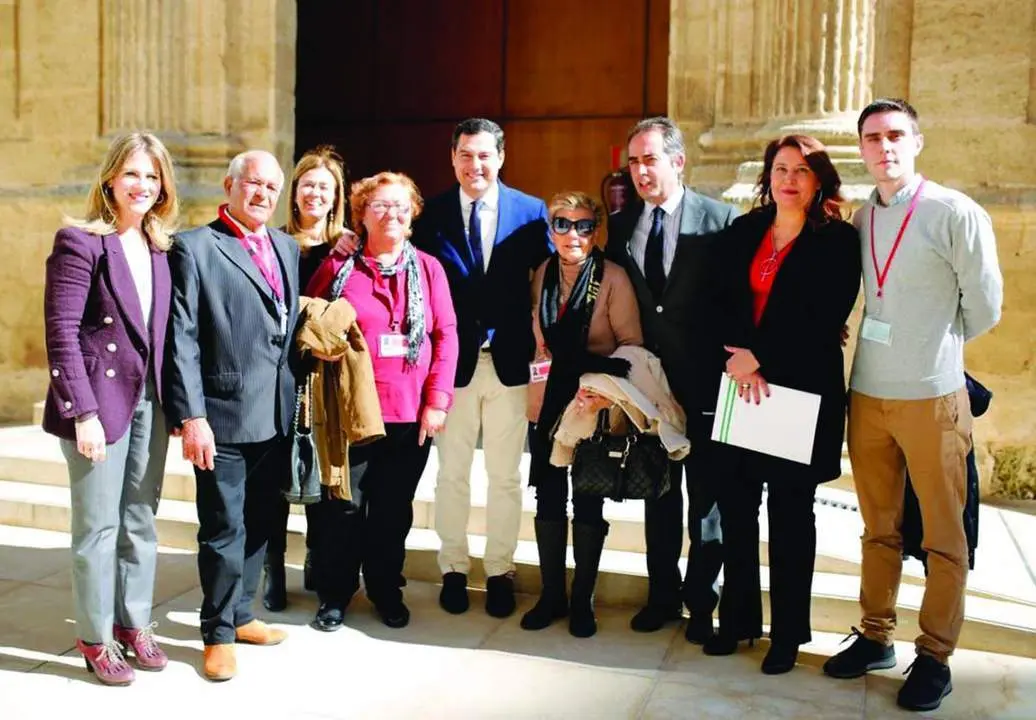 Juanma Moreno y Antonio Salda&ntilde;a, con los vecinos.  - Andaluc&iacute;a Informaci&oacute;n