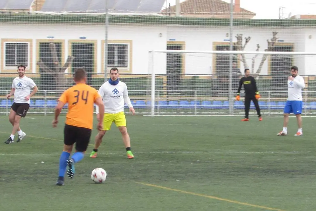 Una acci&oacute;n del partido Novhogar Multigesti&oacute;n - Fiebre de F&uacute;tbol - Ra&uacute;l J. Bustillos