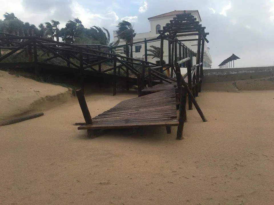 El temporal destroza las playas de Rota