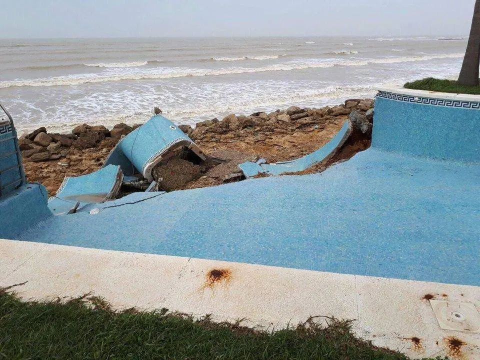 El temporal ha destrozado una piscina en la playa de Montijo. - Antonio L&oacute;pez (FB).