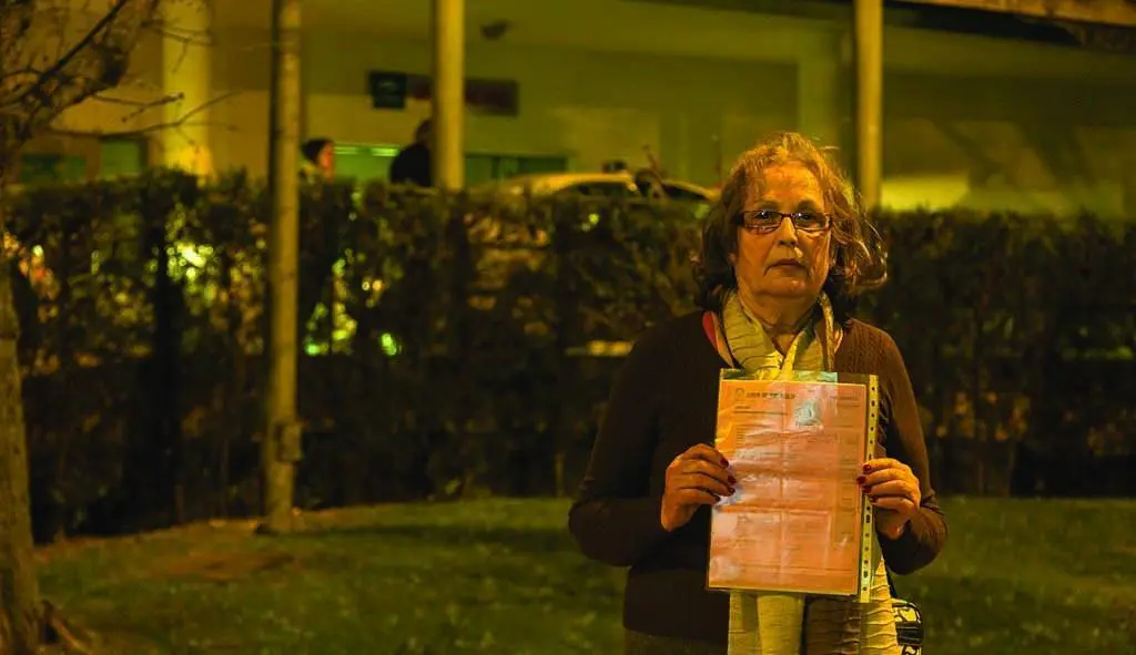 Carmen, que acompa&ntilde;aba a su madre, muestra la reclamaci&oacute;n. - Cristo Garc&iacute;a