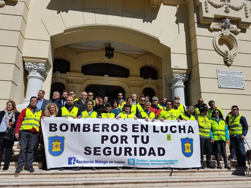 Protesta bomberos.  - VM