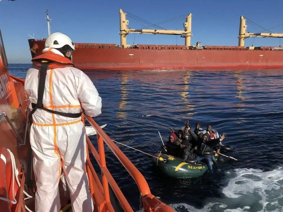 Rescate de patera. - Salvamento Mar&iacute;timo