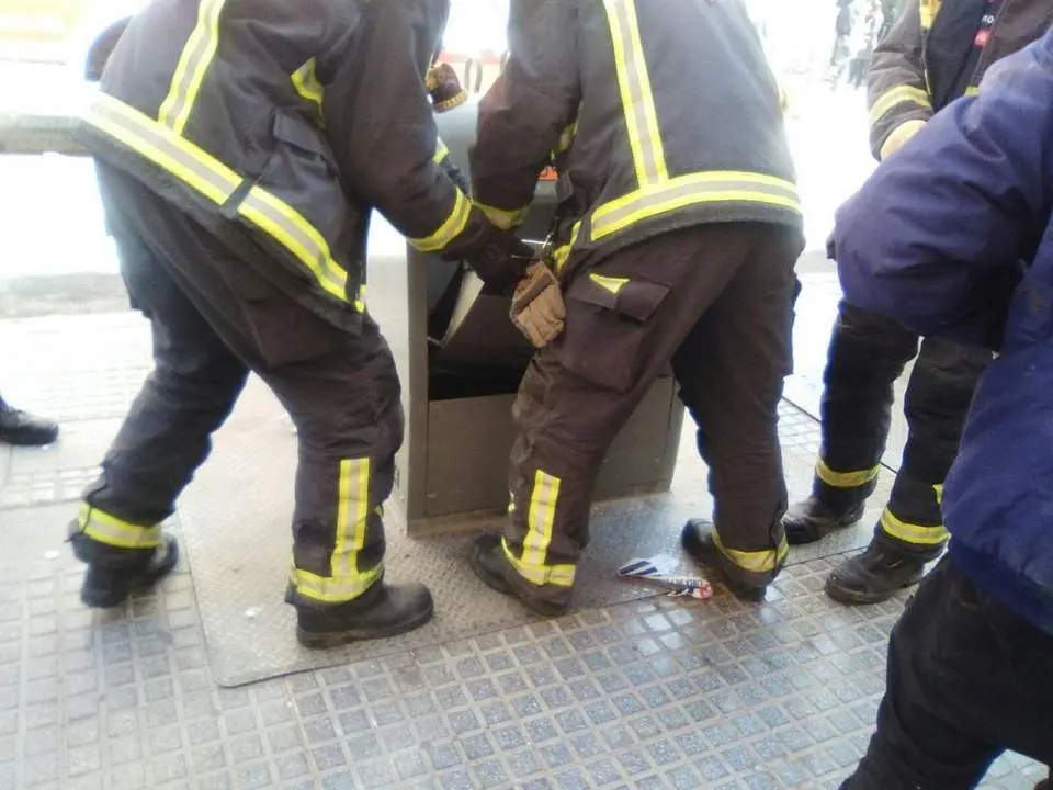 Bomberos rescatan a un hombre que cay&oacute; en un contenedor soterrado