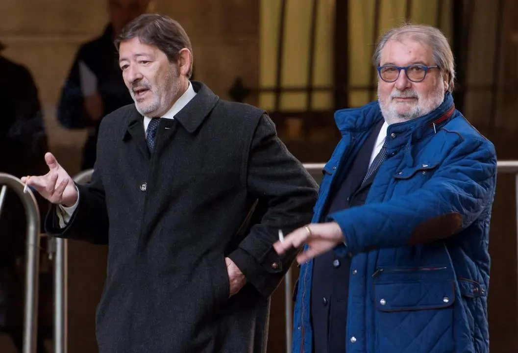 Javier Guerrero y su abogado Fernando de Pablo. - Efe