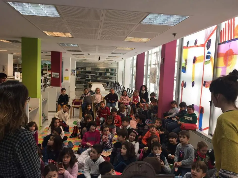Cuentacuentos y saltos de alegr&iacute;a para avivar la lectura