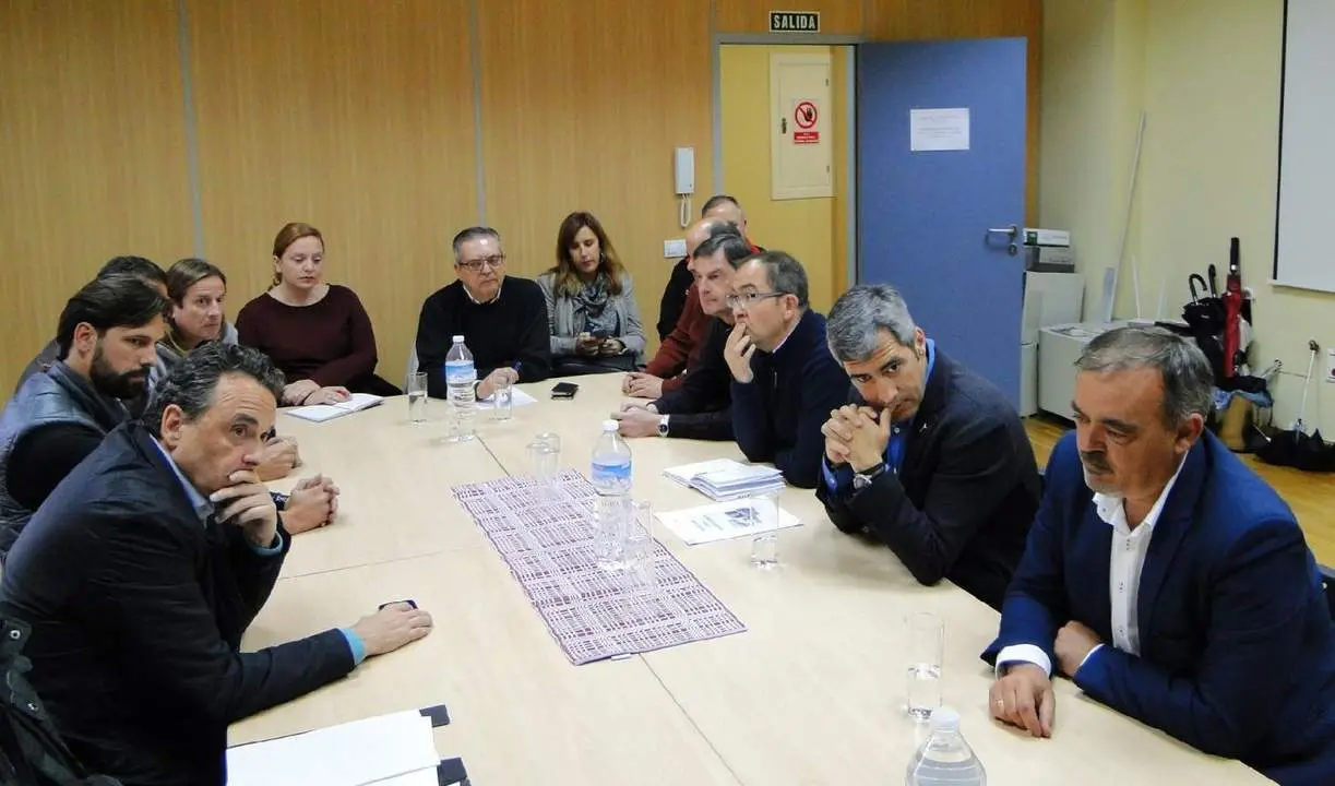 Reuni&oacute;n en la ACEB. - AI