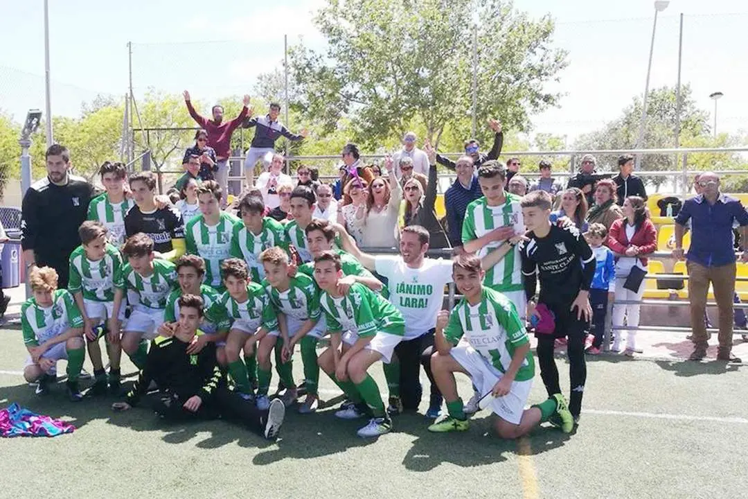 El equipo infantil A del Atl&eacute;tico Sanluque&ntilde;o celebran la permanencia - A. I.