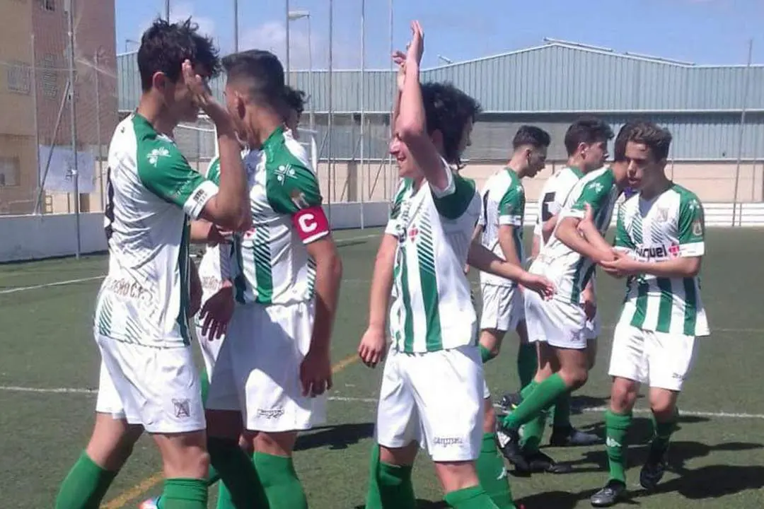 Los verdiblancos en la celebraci&oacute;n de uno de los dos goles - A. I.