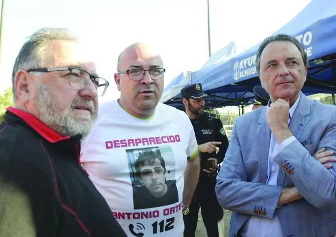 El alcalde de Torremolinos y Crist&oacute;bal Ortega, hermano del desaparecido. - V.M.