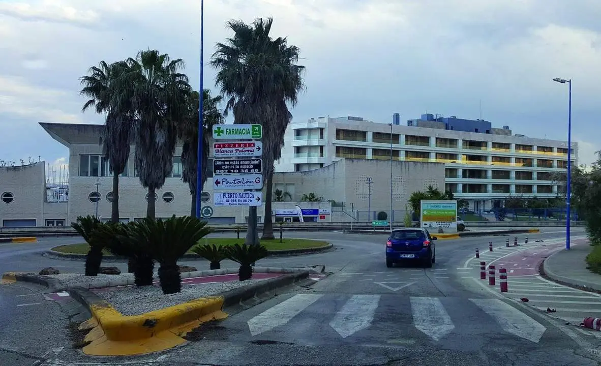 El paso de peatones que desemboca en una mediana - B. G. S. 