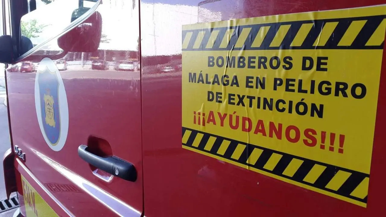 Los bomberos de M&aacute;laga "decoran" sus camiones con sus protestas