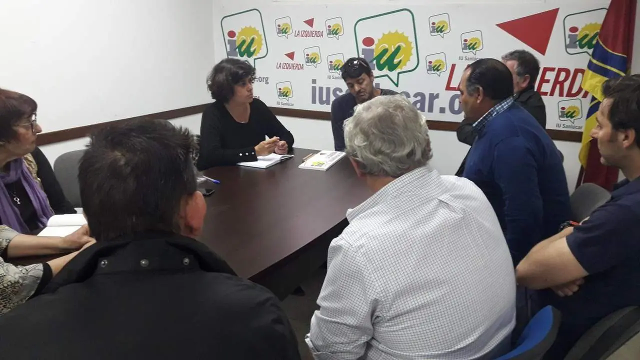 Miembros de Acoplasa reunidos con ediles de IU Sanl&uacute;car. - Informaci&oacute;n.