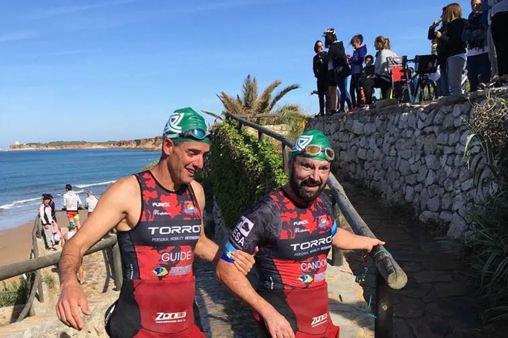 Jos&eacute; Manuel Cand&oacute;n junto a su gu&iacute;a Jonathan Mac&iacute;as Vela. - Cedida