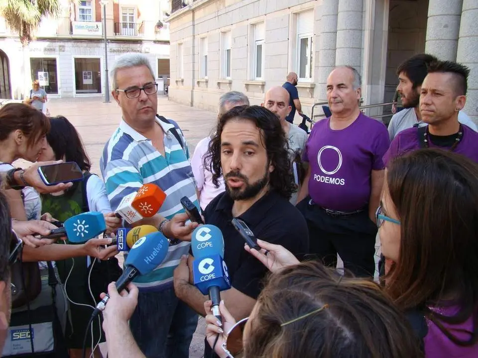 Jes&uacute;s Amador ante los medios. - VH