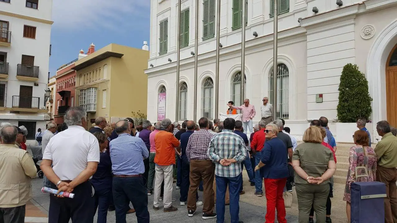 Los pensionistas en la plaza Peral - B. G. S. 