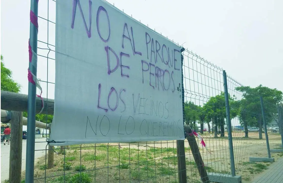 Pancarta en la valla del solar.  - EC