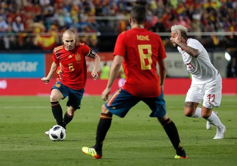 Iniesta con el bal&oacute;n. - EFE